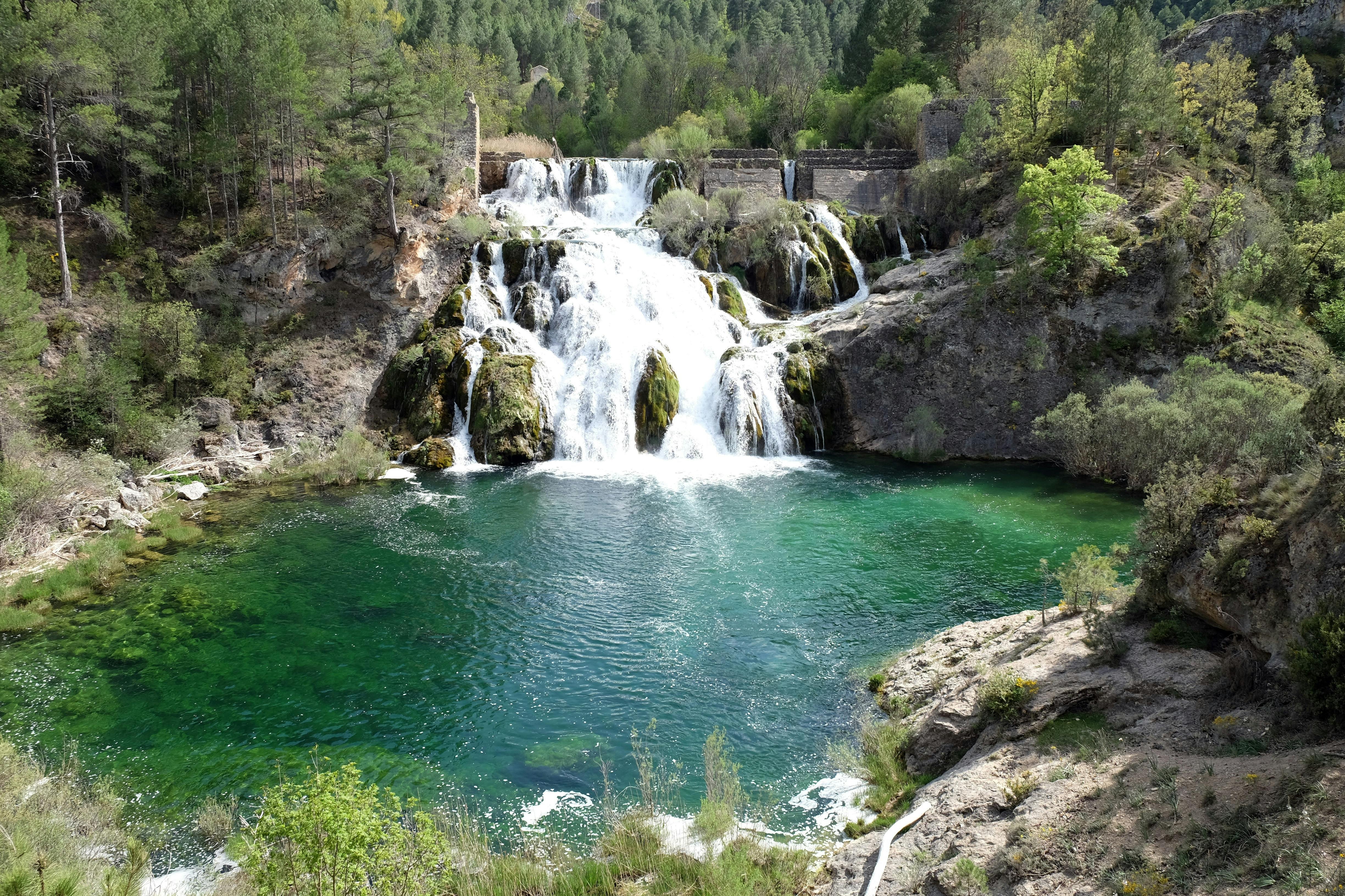 Cascada Siete Tazas en el Parque Nacional, con pozones de agua turquesa en bosque nativo del Maule